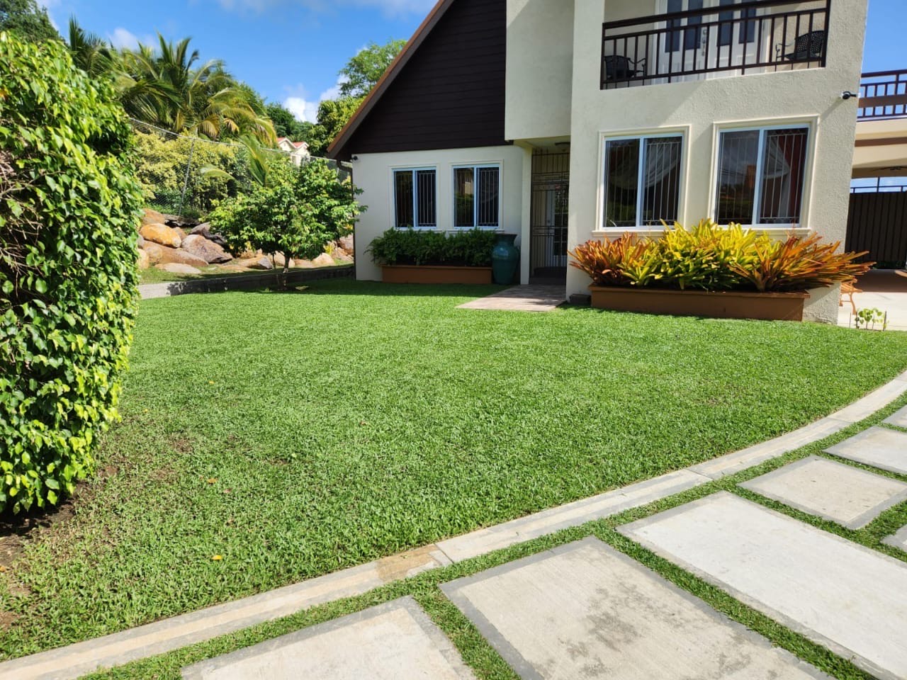 Residential lawncare and outdoor maintenance in Cap Estate Saint Lucia showcasing Turf Pro Landscaping’s expert property services.